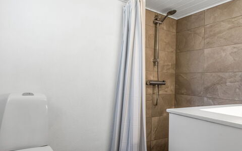 Ilsebeth - 400M from the Sea: Pavimentazione, Pavimento, Bagno, Idraulico Fixture, Gabinetto, Toilet Seat, Interior Design, Idraulico, Camera, Piastrella