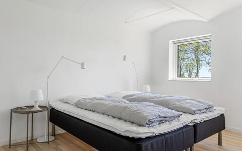Ilsebeth - 400M from the Sea: Pavimentazione, Pavimento, Interior Design, Camera Da Letto, Mobilia, Letto, Biancheria, Bedding, Soffitto, Telaio Del Letto