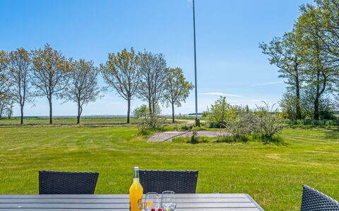 Ilsebeth - 400M from the Sea: Cielo, Erba, Lotto, Plain, Sedia, Prato, Giardino, Luce Del Sole, Shade