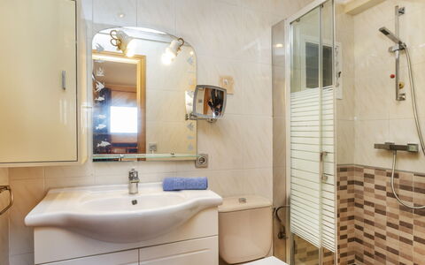 Osiris: Bagno, Lavandino Del Bagno, Idraulico Fixture, Interior Design, Lavello, Pavimentazione, Pavimento, Rubinetto, Specchio, Idraulico