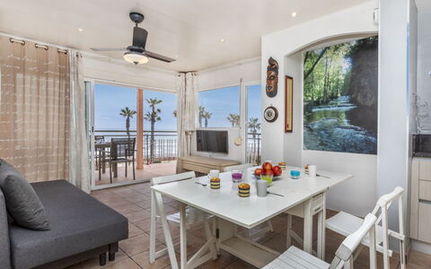 Osiris: Mobilia, Tavolo, Interior Design, Pavimento, Pavimentazione, Sedia, Soffitto, Cucina & Sala Da Pranzo Tavolo, Mare, Camera