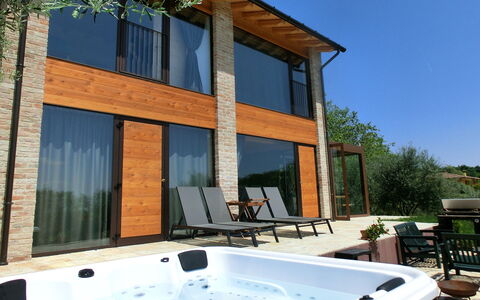 Villa Montello Pool, Jacuzzi, Ac, Wifi, Treviso: Materiale Composito, Piscina, Shade, Eco Hotel, Color Legno, Estate, Mobili Da Esterno, Villa, Ricorrere, Latifoglie