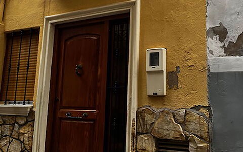 Corazón de Vinaròs: Parete, Legna, Giallo, Porta, Marrone, Porta A Casa, Materiale Composito, Ferro, Metallo