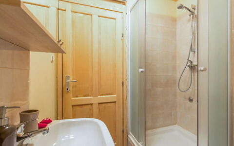 Lea: Interior Design, Idraulico Fixture, Pavimentazione, Legna, Bagno, Pavimento, Lavandino Del Bagno, Camera, Soffitto, Idraulico