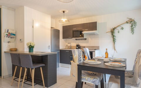 Les Jardins D'Aunis: Mobilia, Interior Design, Controsoffitto, Legna, Pavimentazione, Cucina, Cucina & Sala Da Pranzo Tavolo, Soffitto, Pavimento, Camera