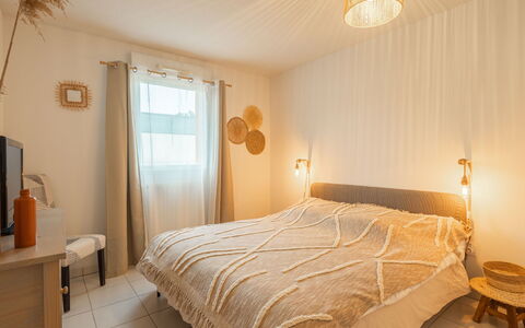 Les Jardins D'Aunis: Mobilia, Letto, Interior Design, Camera Da Letto, Parete, Pavimento, Bedding, Legna, Soffitto, Lenzuolo