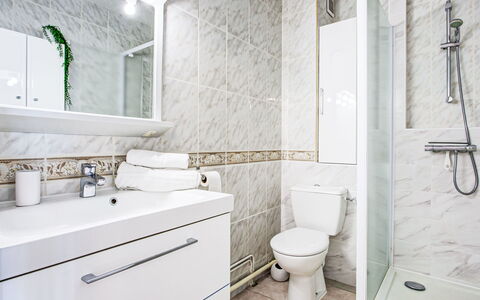 Les Rives du Soleil: Bagno, Idraulico Fixture, Pavimentazione, Interior Design, Pavimento, Lavello, Gabinetto, Lavandino Del Bagno, Rubinetto, Idraulico