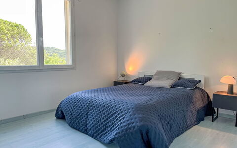 Castellas: Letto, Camera Da Letto, Mobilia, Bedding, Interior Design, Lenzuolo, Pavimento, Pavimentazione, Legna, Biancheria