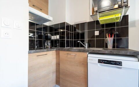 La Dune: Cucina, Elettrodomestico Da Cucina, Controsoffitto, Apparecchio Major, Interior Design, Pavimentazione, Cabinetry, Pavimento, Camera, Elettrodomestico