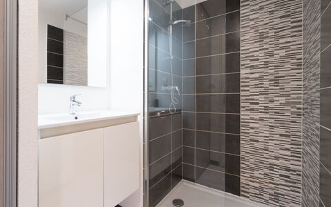 La Dune: Bagno, Idraulico Fixture, Pavimentazione, Pavimento, Interior Design, Piastrella, Idraulico, Materiale Composito, Specchio