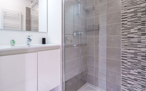 La Dune: Bagno, Idraulico Fixture, Pavimentazione, Pavimento, Interior Design, Piastrella, Idraulico, Mobiletto Del Bagno, Rubinetto, Specchio