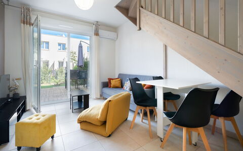 La Dune: Interior Design, Mobilia, Pavimentazione, Pavimento, Legna, Camera, Soffitto, Divano, Soggiorno, Illuminazione