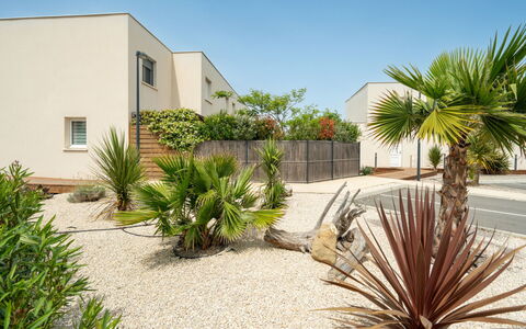 La Dune: Giardino, Landscaping, Shade, Driveway, Cortile, Passerella, Backyard, Hacienda