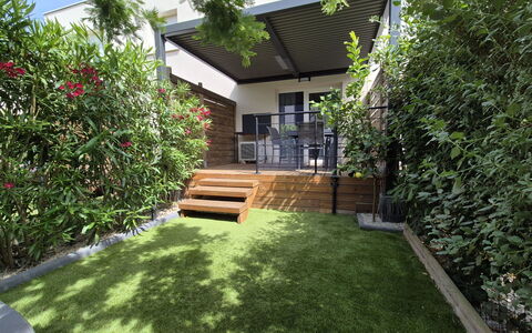 La Dune: Giardino, Arbusto, Lotto, Backyard, Groundcover, Shade, Cortile, Cortile, Landscaping