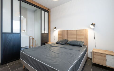 La Dune: Mobilia, Letto, Interior Design, Camera Da Letto, Pavimentazione, Legna, Pavimento, Bedding, Lenzuolo, Camera