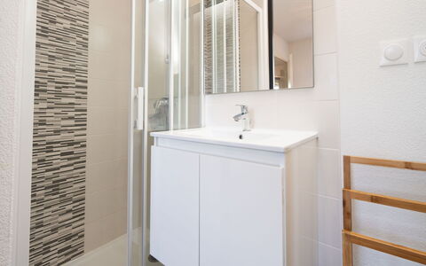 La Dune: Pavimentazione, Pavimento, Parete, Interior Design, Bagno, Idraulico Fixture, Specchio, Mobiletto Del Bagno, Lavandino Del Bagno, Piastrella