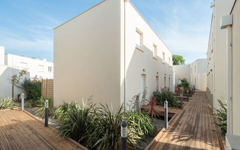 La Dune: Zona Residenziale, Appartamento, Condominio, Balcone, Landscaping, Passerella, Driveway, Cortile