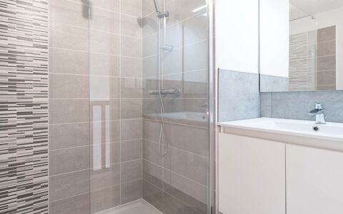La Dune: Bagno, Pavimentazione, Idraulico Fixture, Pavimento, Interior Design, Piastrella, Idraulico, Mobiletto Del Bagno, Rubinetto, Lavello
