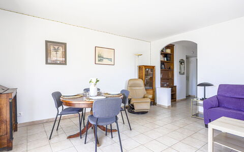 Baie Azur: Mobilia, Pavimentazione, Interior Design, Pavimento, Camera, Soffitto, Appartamento, Soggiorno, Divano, Sedia