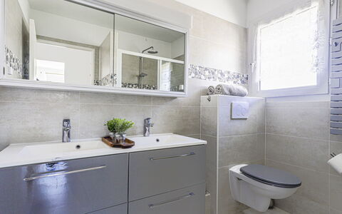 Baie Azur: Idraulico Fixture, Bagno, Pavimentazione, Lavello, Mobiletto Del Bagno, Interior Design, Lavandino Del Bagno, Pavimento, Rubinetto, Cabinetry