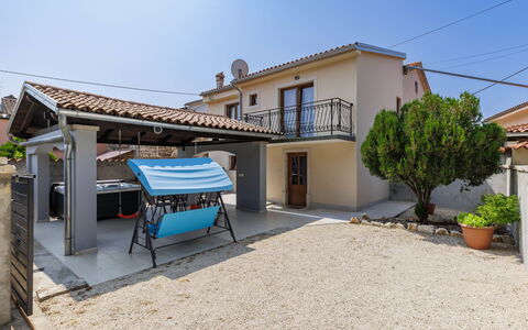 Mauro: Casa, Casa, Porta, Shade, Balcone, Driveway, Tenda, Struttura Esterna, Cortile, Pianta Della Casa