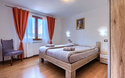 Mauro: Mobilia, Legna, Interior Design, Pavimentazione, Cucina, Cabinetry, Pavimento, Camera, Apparecchio Major, Credenza