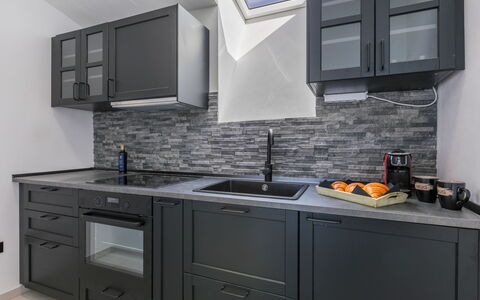 Mapo: Mobilia, Legna, Interior Design, Pavimentazione, Cucina, Cabinetry, Pavimento, Camera, Apparecchio Major, Credenza