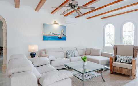 Aurora Boreal: Mobilia, Divano, Interior Design, Tavolo, Pavimentazione, Casa, Appartamento, Pavimento, Soffitto, Soggiorno