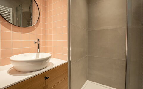 Les Citrinelles with Parking: Bagno, Pavimentazione, Parete, Pavimento, Interior Design, Idraulico Fixture, Lavandino Del Bagno, Mobiletto Del Bagno, Idraulico, Marrone