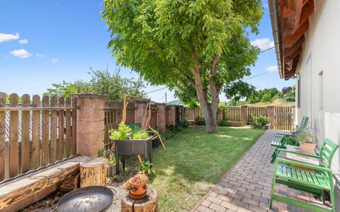 Svatá: Giardino, Primavera, Shade, Recinzione, Mobili Da Esterno, Backyard, Cortile, Color Legno, Landscaping, Prato