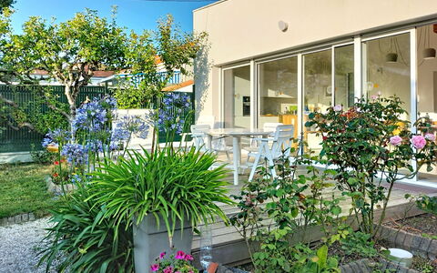 Le Paradou: Fiore, Arbusto, Giardino, Shade, Vaso Di Fiori, Sedia, Cortile, Pianta Della Casa, Landscaping