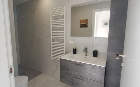 Central Design Flat With Parking, Bogliasco: Pavimentazione, Pavimento, Idraulico Fixture, Mobiletto Del Bagno, Piastrella, Bagno, Idraulico, Lavandino Del Bagno, Rubinetto