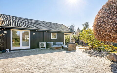 Hughe - 1.3Km from the Sea: Legna, Mobilia, Appartamento, Camera, Soffitto, Color Legno, Sedia, Latifoglie, Vernice, Legname