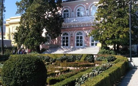 Appartamento Central Sea View Opatija: Arbusto, Giardino, Estate, Hacienda, Landscaping, Dimora, Cortile, Palazzo, Hedge, Residenza Ufficiale