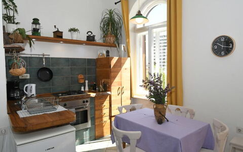 Appartamento Central Sea View Opatija: Mobilia, Pavimentazione, Interior Design, Legna, Pavimento, Elettrodomestico Da Cucina, Illuminazione, Cucina, Cabinetry, Camera