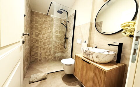 Casa Rossa Ac, Wifi, Prodol - Croazia: Pavimentazione, Interior Design, Idraulico Fixture, Pavimento, Bagno, Mobiletto Del Bagno, Idraulico, Rubinetto, Piastrella, Lavello