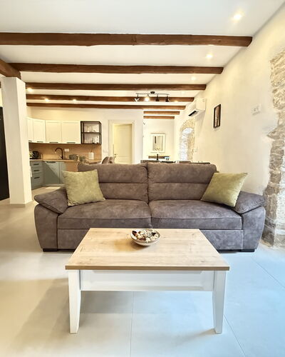 Casa Rossa Ac, Wifi, Prodol - Croazia: Mobilia, Interior Design, Pavimentazione, Divano, Pavimento, Legna, Camera, Tavolo, Soggiorno, Soffitto