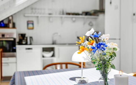 Mila - 30Km from the Sea: Mobilia, Interior Design, Fiore, Pavimentazione, Tavolo, Sedia, Cucina & Sala Da Pranzo Tavolo, Vaso Di Fiori, Sala Da Pranzo, Camera