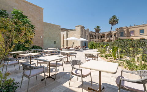 Palazzo Corte Dei Granai: Cortile, Hacienda, Estate, Landscaping, Giardino, Shade, Sedia, Cortile, Hotel