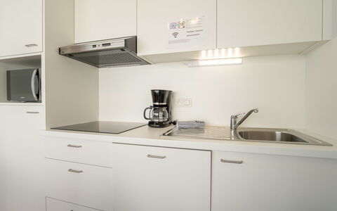 Bredene 484: Cucina, Controsoffitto, Cabinetry, Interior Design, Elettrodomestico Da Cucina, Legna, Mobilia, Pavimentazione, Apparecchio Major, Lavello