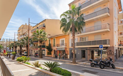 Le Christina: Zona Residenziale, Appartamento, Casa, Insediamento Umano, Costiera E Morfologie Oceanic, Costa, Mare, Condominio, Ricorrere, Sobborgo