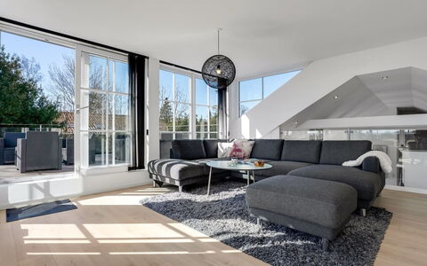 Judit - 10M from the Sea: Interior Design, Pavimentazione, Mobilia, Soffitto, Divano, Appartamento, Pavimento, Casa, Soggiorno, Architettura