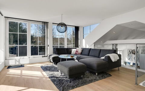 Judit - 10M from the Sea: Mobilia, Interior Design, Divano, Pavimentazione, Parete, Pavimento, Soggiorno, Soffitto, Legna, Appartamento