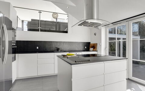 Judit - 10M from the Sea: Cucina, Elettrodomestico Da Cucina, Controsoffitto, Interior Design, Cabinetry, Pavimentazione, Apparecchio Major, Cucina Stufa, Soffitto, Pavimento