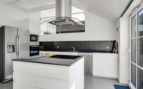 Judit - 10M from the Sea: Cucina, Controsoffitto, Elettrodomestico Da Cucina, Interior Design, Pavimentazione, Cabinetry, Soffitto, Apparecchio Major, Pavimento, Lampada