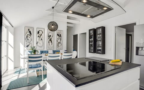 Judit - 10M from the Sea: Mobilia, Interior Design, Pavimentazione, Cucina, Pavimento, Soffitto, Legna, Sedia, Lampada, Controsoffitto