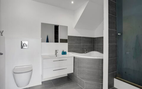Judit - 10M from the Sea: Pavimentazione, Pavimento, Interior Design, Idraulico Fixture, Bagno, Piastrella, Idraulico, Rubinetto, Lavello, Mobiletto Del Bagno