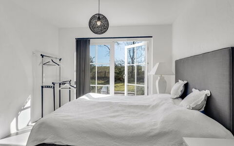 Judit - 10M from the Sea: Letto, Mobilia, Bedding, Camera Da Letto, Interior Design, Lenzuolo, Biancheria, Soffitto, Pavimentazione, Pavimento