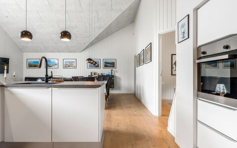 Sunna - 1.2Km from the Sea: Pavimentazione, Interior Design, Legna, Soffitto, Cucina, Pavimento, Pavimento In Legno, Controsoffitto, Lampada, Mobilia