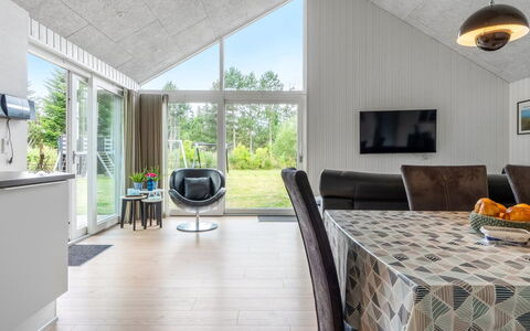 Sunna - 1.2Km from the Sea: Legna, Soffitto, Pavimentazione, Casa, Interior Design, Cucina & Sala Da Pranzo Tavolo, Soggiorno, Sedia, Divano
